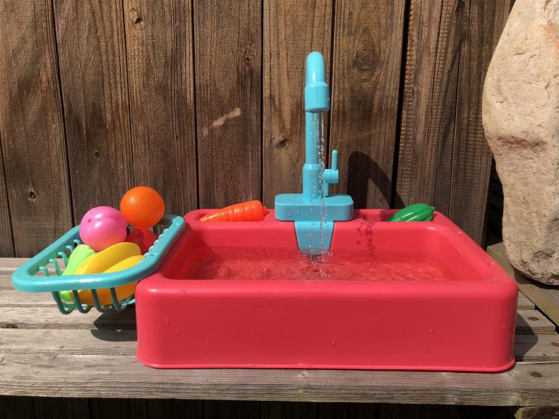 Kids kitchen sink playset – close-up of tap and sink basin – Bambelou UK